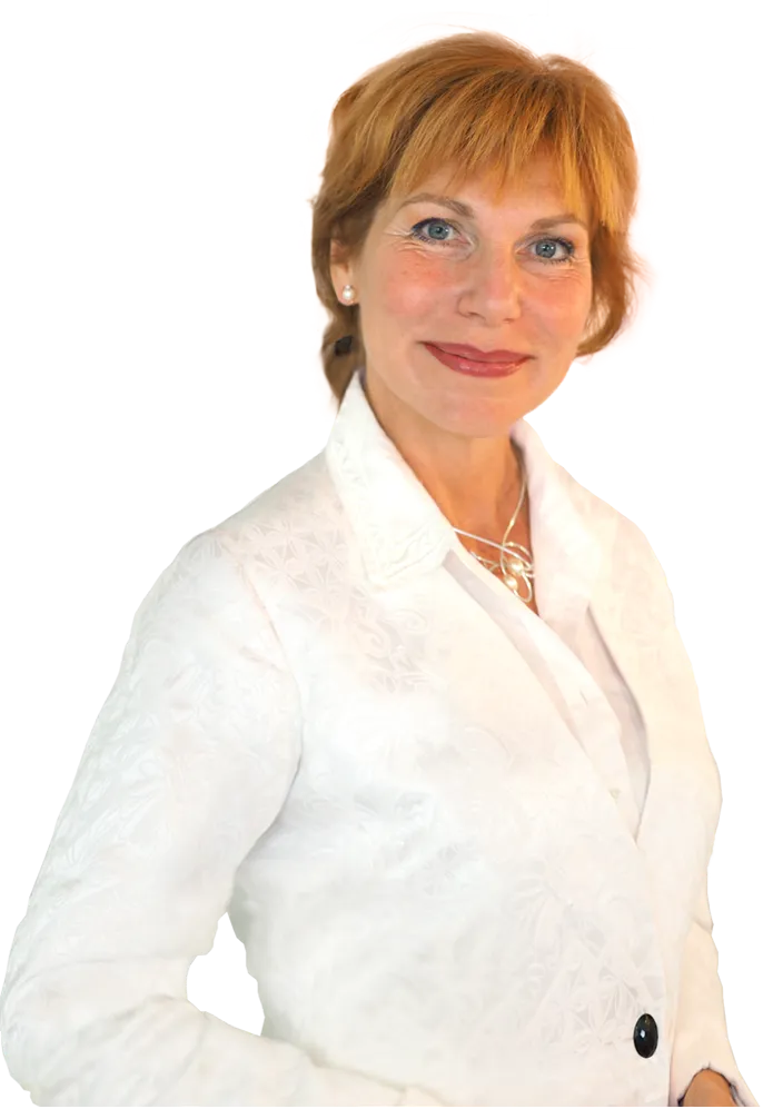 Christine Denzler in weißer Bluse vor hellem Hintergrund.