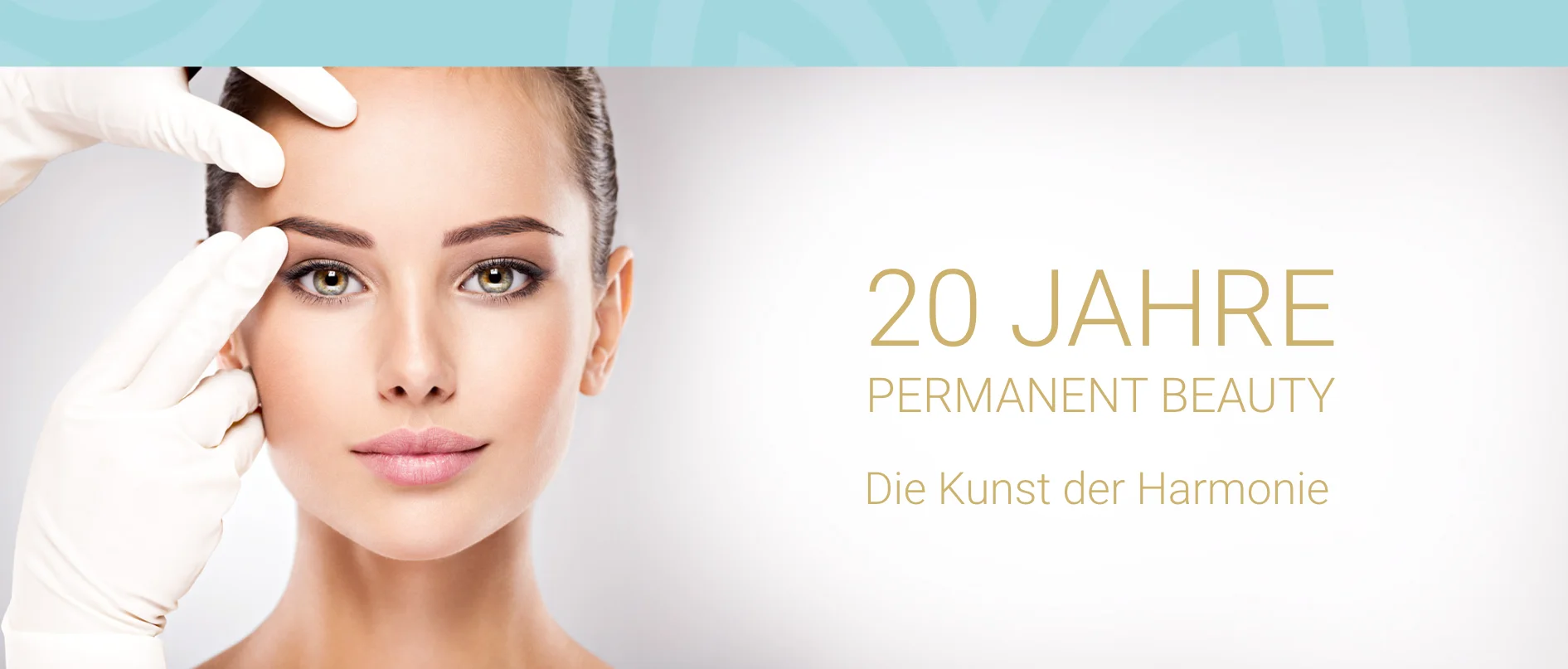 20 Jahre Permanent Beauty – Die Kunst der Harmonie. Daneben ein Gesicht mit behandschuhten Händen an Stirn und Augenbraue.